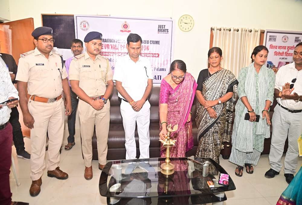 AGRAGATI - Palamu RPF holding banner for world day against trafficking